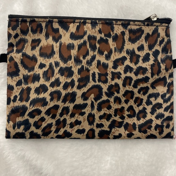 Leopard print cosmetic pouch - Picture 4 of 16